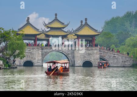 Yangzhou, Jiangsu, Chine. Les bateaux de plaisance presque 5 Pavilion, pont de l'Ouest mince Lake Park. Banque D'Images