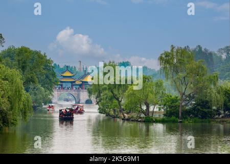 Yangzhou, Jiangsu, Chine. Les bateaux de plaisance presque 5 Pavilion, pont de l'Ouest mince Lake Park. Banque D'Images