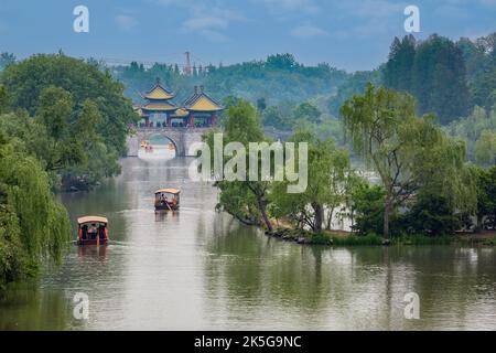 Yangzhou, Jiangsu, Chine. Les bateaux de plaisance presque 5 Pavilion, pont de l'Ouest mince Lake Park. Banque D'Images
