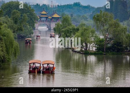 Yangzhou, Jiangsu, Chine. Les bateaux de plaisance presque 5 Pavilion, pont de l'Ouest mince Lake Park. Banque D'Images