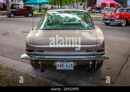 Falcon Heights, MN - 19 juin 2022 : vue arrière à haute perspective d'un toit rigide 2 portes 1963 Studebaker Avanti lors d'un salon de voiture local. Banque D'Images