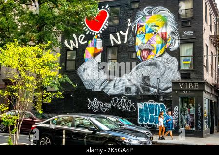 New York, États-Unis. Les gens marchent à côté d'un graffitti d'Albert Einstein à New York fait par l'artiste brésilien Eduardo Kobra. Einstein a remporté le prix Nobel pour Banque D'Images