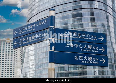 La Chine, Shanghai. Panneaux indiquant les bâtiments importants dans quartier central des affaires. Banque D'Images