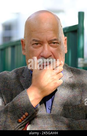 Cheltenham, Gloucestershire, Royaume-Uni – samedi 8th octobre 2022 – John Pienaar journaliste et radiodiffuseur au Cheltenham Literature Festival pour organiser un discours sur la politique – le Festival se déroule jusqu'au dimanche 16th octobre 2022. Photo Steven May / Alamy Live News Banque D'Images