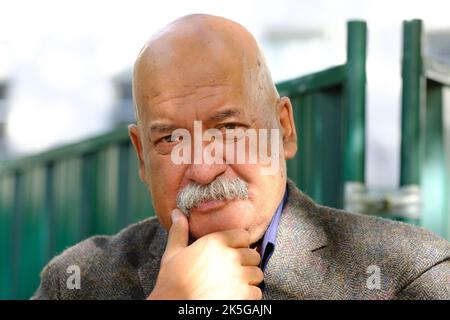 Cheltenham, Gloucestershire, Royaume-Uni – samedi 8th octobre 2022 – John Pienaar journaliste et radiodiffuseur au Cheltenham Literature Festival pour organiser un discours sur la politique – le Festival se déroule jusqu'au dimanche 16th octobre 2022. Photo Steven May / Alamy Live News Banque D'Images