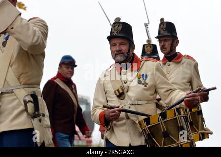 Stritez, République tchèque. 8th octobre 2022. Les soldats vêtus des uniformes utilisés par la seconde guerre de Silésie (partie de la guerre de succession autrichienne) par acte commémoratif pour l'anniversaire de la bataille de Sor (en Zdar tchèque).les habitants de Stritez près de Trutnov ont rendu hommage aux soldats tombés de la seconde guerre de Silésie (Partie de la guerre de succession autrichienne) en reconstruisant la célèbre bataille de Soor. La bataille de Soor (30 septembre 1745) fut une bataille entre l'armée prussienne de Frédéric le Grand et une armée austro-saxonne dirigée par le prince Charles Alexandre de Lorraine pendant les deuxièmes siles Banque D'Images