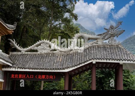 Chine, Guizhou, Dragon Palace Scenic Area. Dragon au-dessus de la porte d'entrée. Banque D'Images