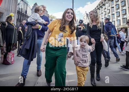 Londres, Royaume-Uni. 8th octobre 2022. Stella Moris, épouse de Julian Assange arrive à Westminster avec ses enfants et Julians pour remercier les partisans qui préparent la chaîne humaine Free Assange. Des centaines de partisans de Julian Assange et de la liberté de la presse forment une chaîne de protestation près des bâtiments du Parlement. Assange demeure à la prison de Londres Belmarsh, où il est en détention depuis avril 2019. Les avocats de AssangeÕs Òbeing soutiennent qu'il est poursuivi et puni pour ses opinionsÓ politiques. Credit: Guy Corbishley/Alamy Live News Banque D'Images