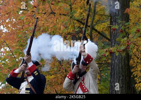 Stritez, République tchèque. 8th octobre 2022. Les soldats vêtus des uniformes utilisés par la seconde guerre de Silésie (partie de la guerre de succession autrichienne) par acte commémoratif pour l'anniversaire de la bataille de Sor (en Zdar tchèque).les habitants de Stritez près de Trutnov ont rendu hommage aux soldats tombés de la seconde guerre de Silésie (Partie de la guerre de succession autrichienne) en reconstruisant la célèbre bataille de Soor. La bataille de Soor (30 septembre 1745) fut une bataille entre l'armée prussienne de Frédéric le Grand et une armée austro-saxonne dirigée par le prince Charles Alexandre de Lorraine pendant les deuxièmes siles Banque D'Images