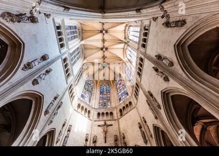 LA FERTE BERNARD,SARTHE, FRANCE, 27 MARS 2022 : intérieurs et décors architecturaux de l'église notre Dame des marais, par l'architecte Mathurin Delabord, Banque D'Images