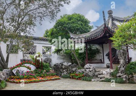 Suzhou, Jiangsu, Chine. Décoration florale et rock dans la jardin de la maison du maître des filets. Banque D'Images