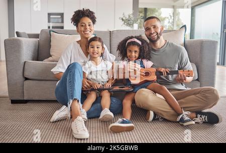 Famille, enfants et guitare d'apprentissage de la musique, dans le salon de la maison et de s'amuser ensemble. Famille noire, enseignement et instrument avec filles enfants sur le plancher de Banque D'Images