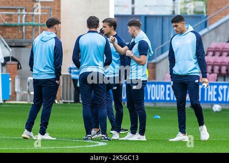 Les joueurs de Cardiff inspectent le terrain lors du match de championnat Sky Bet entre Wigan Athletic et Cardiff City au DW Stadium, Wigan, le samedi 8th octobre 2022. (Crédit : Mike Morese | MI News) crédit : MI News & Sport /Alay Live News Banque D'Images