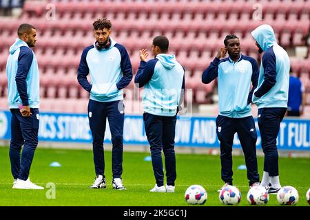 Les joueurs de Cardiff inspectent le terrain lors du match de championnat Sky Bet entre Wigan Athletic et Cardiff City au DW Stadium, Wigan, le samedi 8th octobre 2022. (Crédit : Mike Morese | MI News) crédit : MI News & Sport /Alay Live News Banque D'Images