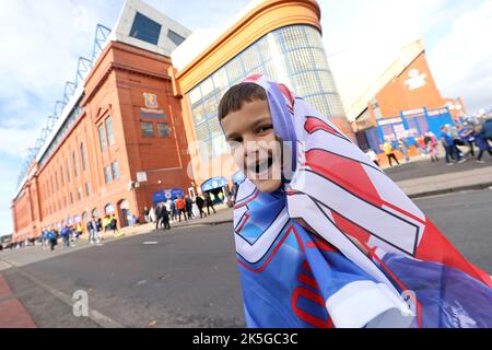 Un jeune fan des Rangers a drapé un drapeau devant le stade avant le match cinch Premiership au stade Ibrox, à Glasgow. Date de la photo: Samedi 8 octobre 2022. Banque D'Images