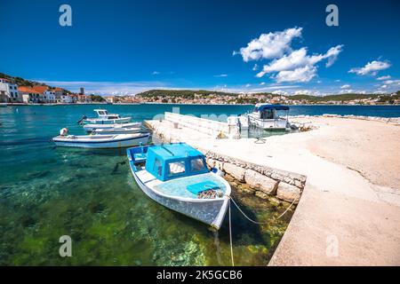 Côte turquoise et bateaux dans la ville de Tisno, île de Murter en Croatie Banque D'Images