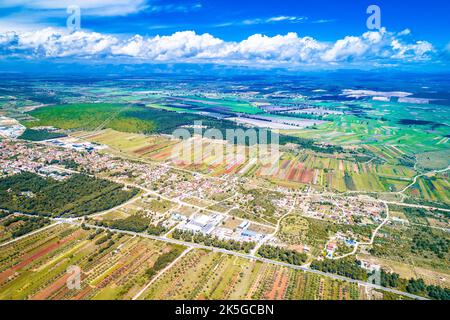 Paysage agricole de Ravni Kotari à l'arrière-pays de Zadar vue panoramique aérienne, nord de la région de Dalmatie en Croatie Banque D'Images