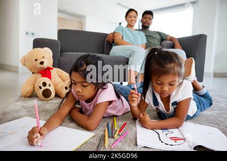 Dessin d'enfants, éducation de bloc-notes et parents dans le salon pour se détendre avec les enfants à l'étage. Filles frères et sœurs écrivant, étudiant et faisant des devoirs dans le Banque D'Images