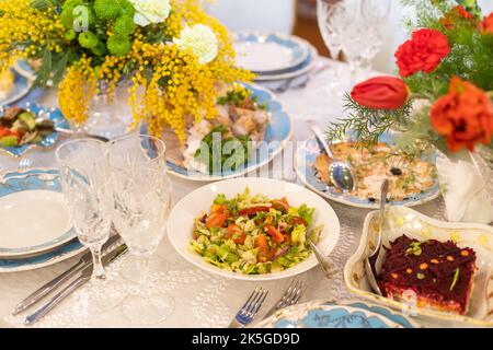 Servi pour une table de banquet. Images de la table de banquet. Longues tables à dîner recouvertes de tissu blanc Banque D'Images