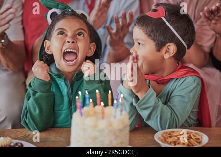 Joyeux anniversaire, fête et enfants en costume d'halloween pour célébrer ensemble des jeunes filles et des filles amusantes. Gâteau, fantaisie et enfant excité dans un Banque D'Images