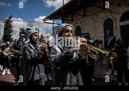 Jérusalem, Israël. 08th octobre 2022. Les scouts palestiniens jouent leurs instruments de musique lors d'un défilé organisé pour marquer l'anniversaire du prophète Mahomet de l'Islam. Crédit : Ilia Yefimovich/dpa/Alay Live News Banque D'Images