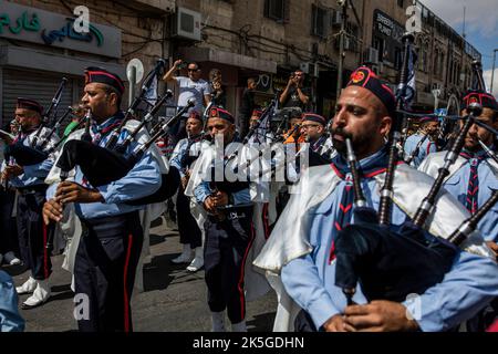 Jérusalem, Israël. 08th octobre 2022. Les scouts palestiniens jouent leurs instruments de musique lors d'un défilé organisé pour marquer l'anniversaire du prophète Mahomet de l'Islam. Crédit : Ilia Yefimovich/dpa/Alay Live News Banque D'Images