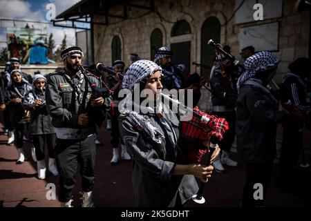 Jérusalem, Israël. 08th octobre 2022. Les scouts palestiniens jouent leurs instruments de musique lors d'un défilé organisé pour marquer l'anniversaire du prophète Mahomet de l'Islam. Crédit : Ilia Yefimovich/dpa/Alay Live News Banque D'Images