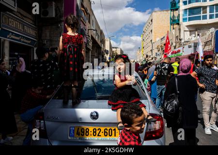 Jérusalem, Israël. 08th octobre 2022. Les enfants prennent part à un défilé organisé pour marquer l'anniversaire du prophète Mahomet, Mawlid. Crédit : Ilia Yefimovich/dpa/Alay Live News Banque D'Images