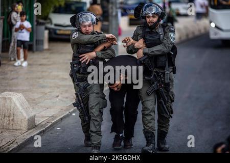 Jérusalem, Israël. 08th octobre 2022. Des policiers israéliens arrêtent un palestinien à la suite d'un défilé organisé pour marquer l'anniversaire du prophète Mahomet de l'Islam. Crédit : Ilia Yefimovich/dpa/Alay Live News Banque D'Images