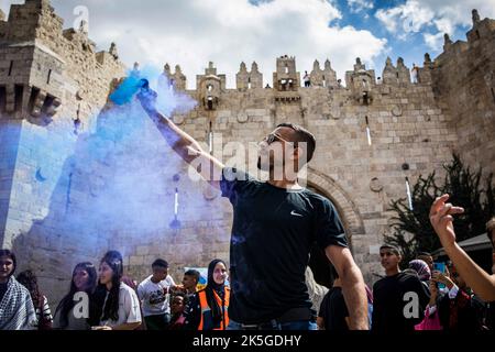 Jérusalem, Israël. 08th octobre 2022. Un homme tient une bombe à fumée lors d'un défilé organisé pour marquer « Mawlid », l'anniversaire du prophète Mahomet de l'Islam. Crédit : Ilia Yefimovich/dpa/Alay Live News Banque D'Images