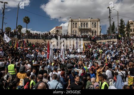 Jérusalem, Israël. 08th octobre 2022. Les scouts palestiniens jouent leurs instruments de musique lors d'un défilé organisé pour marquer l'anniversaire du prophète Mahomet de l'Islam. Crédit : Ilia Yefimovich/dpa/Alay Live News Banque D'Images