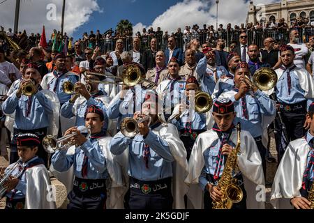 Jérusalem, Israël. 08th octobre 2022. Les scouts palestiniens jouent leurs instruments de musique lors d'un défilé organisé pour marquer l'anniversaire du prophète Mahomet de l'Islam. Crédit : Ilia Yefimovich/dpa/Alay Live News Banque D'Images