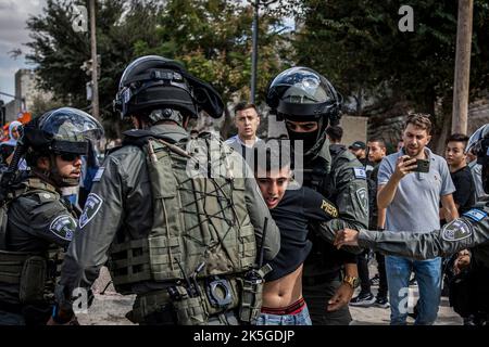 Jérusalem, Israël. 08th octobre 2022. Des policiers israéliens arrêtent un palestinien à la suite d'un défilé organisé pour marquer l'anniversaire du prophète Mahomet de l'Islam. Crédit : Ilia Yefimovich/dpa/Alay Live News Banque D'Images