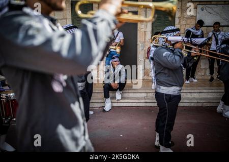 Jérusalem, Israël. 08th octobre 2022. Les scouts palestiniens jouent leurs instruments de musique lors d'un défilé organisé pour marquer l'anniversaire du prophète Mahomet de l'Islam. Crédit : Ilia Yefimovich/dpa/Alay Live News Banque D'Images