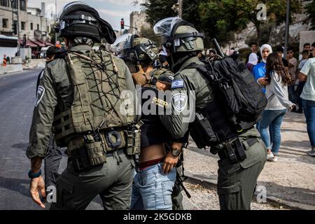 Jérusalem, Israël. 08th octobre 2022. Des policiers israéliens arrêtent un palestinien à la suite d'un défilé organisé pour marquer l'anniversaire du prophète Mahomet de l'Islam. Crédit : Ilia Yefimovich/dpa/Alay Live News Banque D'Images