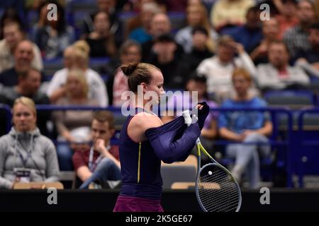 Ostrava, République tchèque. 08th octobre 2022. Barbora Krejcikova de République tchèque pendant le tournoi de tennis féminin de WTA Agel Open 2022 contre Elena Rybakina du Kazakhstan, sur 8 octobre 2022, à Ostrava, République tchèque. Crédit: Jaroslav Ozana/CTK photo/Alay Live News Banque D'Images