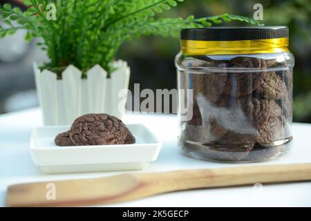 Petits gâteaux frais au chocolat. Un paquet de biscuits au chocolat. Banque D'Images