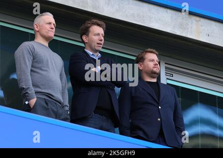 8th octobre 2022 ; Stamford Bridge, Chelsea, Londres, Angleterre : Premier League football, Chelsea versus Wolves: Acteur et animateur de talk show James Corden est présent dans la boîte des réalisateurs Banque D'Images