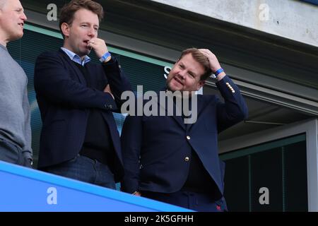 8th octobre 2022 ; Stamford Bridge, Chelsea, Londres, Angleterre : Premier League football, Chelsea versus Wolves: Acteur et animateur de talk show James Corden est présent dans la boîte des réalisateurs Banque D'Images