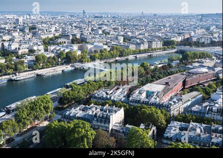 Vue panoramique depuis le deuxième étage de la tour Eiffel à Paris. Vue sur les bâtiments, les parcs et le pont de Debilly au-dessus de la rivière Siene Banque D'Images