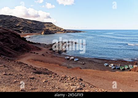 Vue de l'Atlantique de Charco de los Clicos à Playa el golfo à El Golfo sur l'île de Lanzarote, îles Canaries, Espagne. Banque D'Images