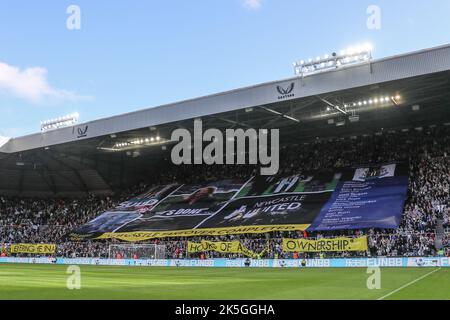 Newcastle, Royaume-Uni. 08th octobre 2022. Newcastle fans avec un drapeau énorme avec Amanda Staveley de Newcastle United on pendant le match de Premier League Newcastle United contre Brentford à St. James's Park, Newcastle, Royaume-Uni, 8th octobre 2022 (photo de Mark Cosgrove/News Images) à Newcastle, Royaume-Uni le 10/8/2022. (Photo de Mark Cosgrove/News Images/Sipa USA) crédit: SIPA USA/Alay Live News Banque D'Images