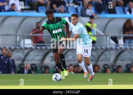 Reggio Emilia, Italie. 08th octobre 2022. Emil cede (US Sassuolo) et Kristjan Asllani (FC Inter) pendant US Sassuolo vs Inter - FC Internazionale, football italien série A match in Reggio Emilia, Italie, 08 octobre 2022 Credit: Independent photo Agency/Alamy Live News Banque D'Images