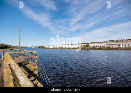 Blaydon Angleterre : 17th septembre 2022 : vue de Newcastle sur le pont Scotswood de Tyne depuis la rivière Tyne à Blaydon. Banque D'Images