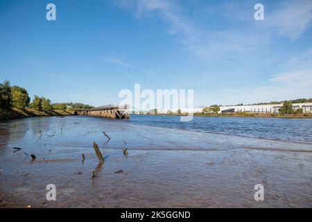 Blaydon Angleterre: 17th sept 2022: Vue de derwenthaugh staithes vue sur la rivière Tyne à marée basse Sunyn jour Banque D'Images