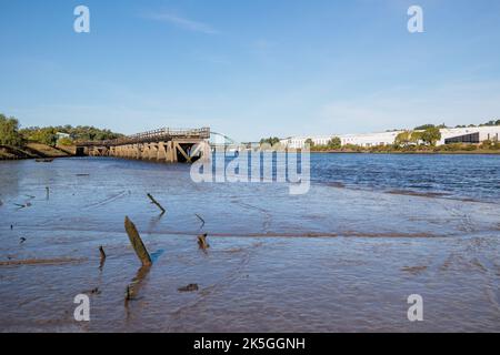 Blaydon Angleterre: 17th sept 2022: Vue de derwenthaugh staithes vue sur la rivière Tyne à marée basse Sunyn jour Banque D'Images