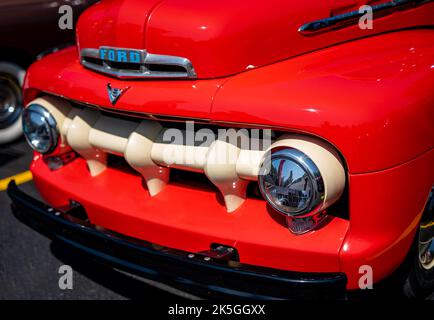NISSWA, MN - 30 juillet 2022 : gros plan de l'avant d'une camionnette Ford F1 antique restaurée rouge vif lors d'un salon de l'auto par une journée ensoleillée. Banque D'Images