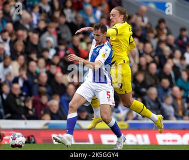 Dominic Hyam, de Blackburn Rovers, et Tom Eaves, de Rotherham United, se battent pour le ballon lors du match du championnat Sky Bet à Ewood Park, Blackburn. Date de la photo: Samedi 8 octobre 2022. Banque D'Images