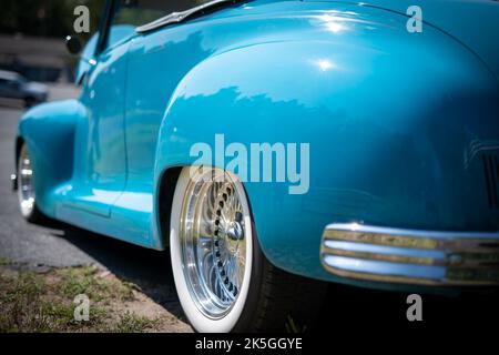 NISSWA, MN 30 juillet 2022 : vue rapprochée de l'arrière gauche vif bleu ciel antique décapotable avec le haut vers le bas à un salon de l'automobile dans le Minnesota en plein soleil. Faible profondeur de champ focale. Banque D'Images