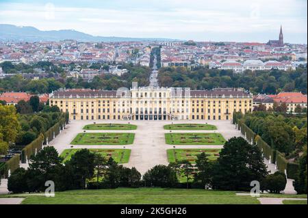 Vue classique du célèbre château de Schönbrunn avec le magnifique jardin du Grand Parterre Vienne, Autriche Banque D'Images